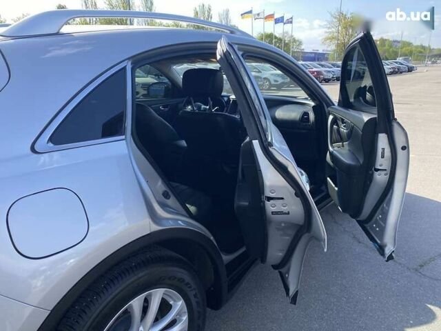 Инфинити QX70, объемом двигателя 3.7 л и пробегом 116 тыс. км за 18000 $, фото 16 на Automoto.ua