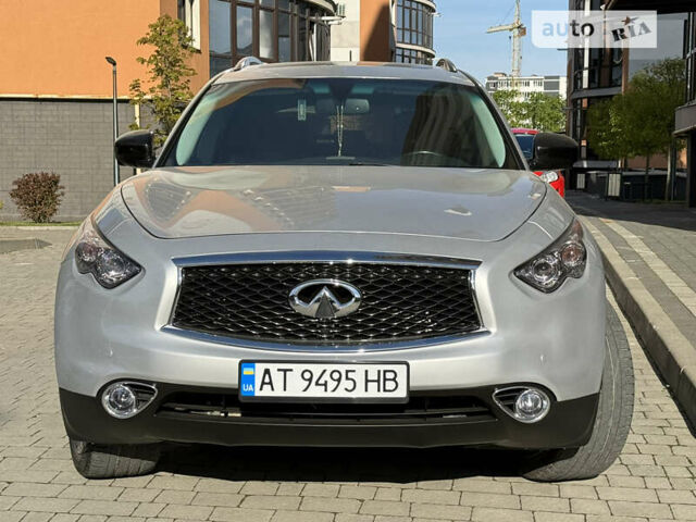 Сірий Інфініті QX70, об'ємом двигуна 3.7 л та пробігом 195 тис. км за 21499 $, фото 2 на Automoto.ua