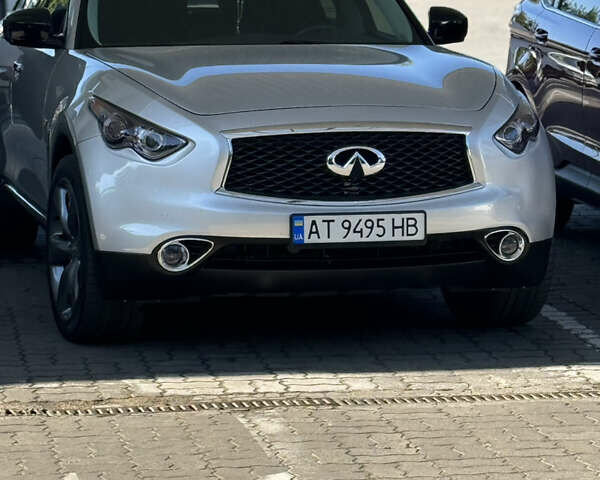 Серый Инфинити QX70, объемом двигателя 3.7 л и пробегом 195 тыс. км за 17200 $, фото 3 на Automoto.ua