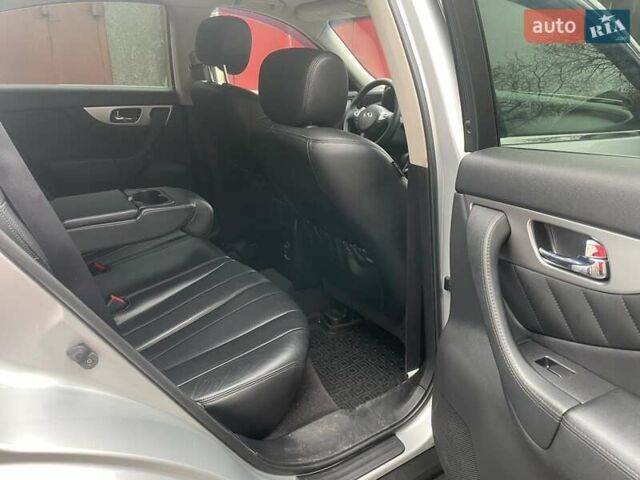 Серый Инфинити QX70, объемом двигателя 3.7 л и пробегом 122 тыс. км за 15500 $, фото 11 на Automoto.ua