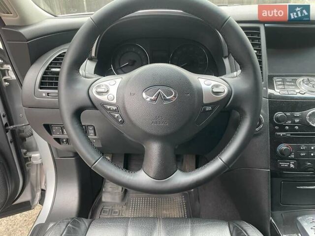 Серый Инфинити QX70, объемом двигателя 3.7 л и пробегом 122 тыс. км за 15500 $, фото 21 на Automoto.ua