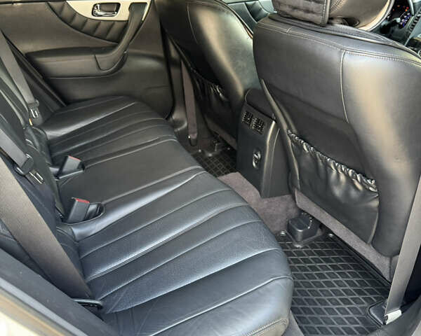 Серый Инфинити QX70, объемом двигателя 3.7 л и пробегом 195 тыс. км за 17200 $, фото 16 на Automoto.ua