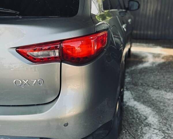Серый Инфинити QX70, объемом двигателя 3.7 л и пробегом 180 тыс. км за 18000 $, фото 1 на Automoto.ua