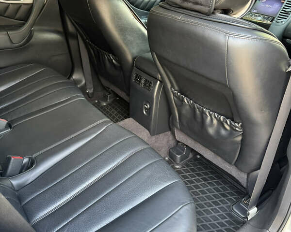 Серый Инфинити QX70, объемом двигателя 3.7 л и пробегом 195 тыс. км за 17200 $, фото 18 на Automoto.ua