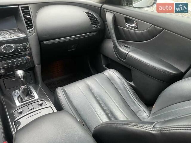 Серый Инфинити QX70, объемом двигателя 3.7 л и пробегом 122 тыс. км за 15500 $, фото 19 на Automoto.ua