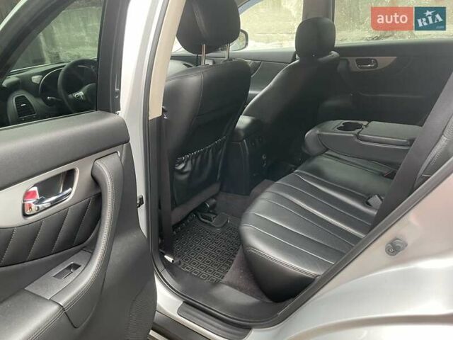 Серый Инфинити QX70, объемом двигателя 3.7 л и пробегом 122 тыс. км за 15500 $, фото 17 на Automoto.ua