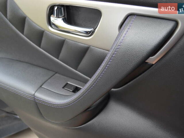 Сірий Інфініті QX70, об'ємом двигуна 3.7 л та пробігом 181 тис. км за 18300 $, фото 10 на Automoto.ua