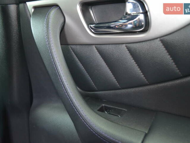 Сірий Інфініті QX70, об'ємом двигуна 3.7 л та пробігом 181 тис. км за 18300 $, фото 4 на Automoto.ua