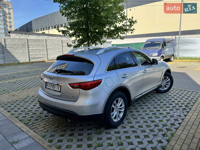 Серый Инфинити QX70, объемом двигателя 3.7 л и пробегом 154 тыс. км за 17200 $, фото 3 на Automoto.ua