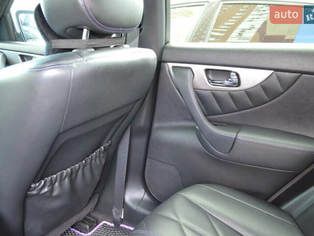 Сірий Інфініті QX70, об'ємом двигуна 3.7 л та пробігом 181 тис. км за 18300 $, фото 9 на Automoto.ua