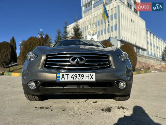 Серый Инфинити QX70, объемом двигателя 3.7 л и пробегом 90 тыс. км за 20000 $, фото 2 на Automoto.ua