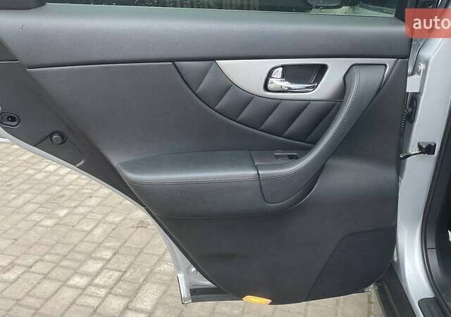 Серый Инфинити QX70, объемом двигателя 3.7 л и пробегом 163 тыс. км за 15500 $, фото 26 на Automoto.ua