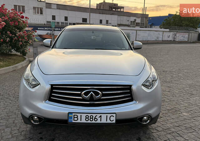 Серый Инфинити QX70, объемом двигателя 3.7 л и пробегом 148 тыс. км за 20500 $, фото 4 на Automoto.ua