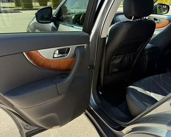 Серый Инфинити QX70, объемом двигателя 3.7 л и пробегом 79 тыс. км за 19900 $, фото 24 на Automoto.ua