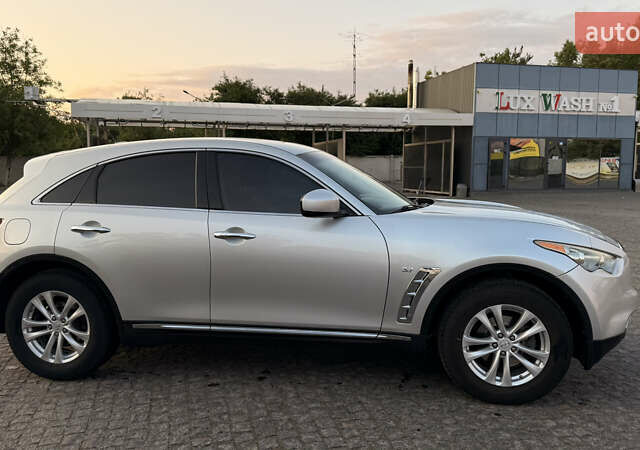 Серый Инфинити QX70, объемом двигателя 3.7 л и пробегом 148 тыс. км за 20500 $, фото 7 на Automoto.ua