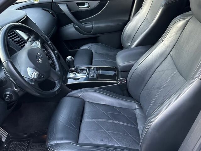 Серый Инфинити QX70, объемом двигателя 3 л и пробегом 209 тыс. км за 22500 $, фото 1 на Automoto.ua