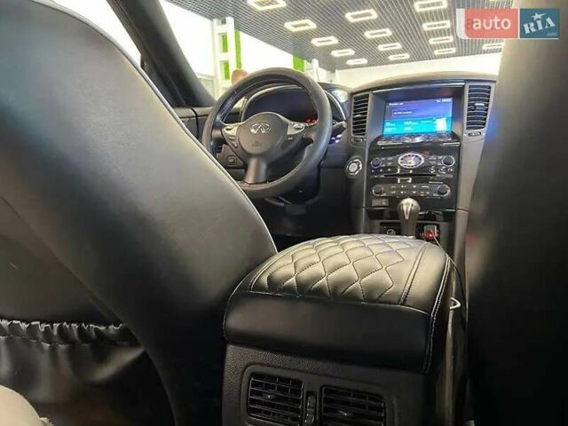 Серый Инфинити QX70, объемом двигателя 3.7 л и пробегом 70 тыс. км за 26900 $, фото 7 на Automoto.ua