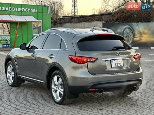 Сірий Інфініті QX70, об'ємом двигуна 3.7 л та пробігом 106 тис. км за 21999 $, фото 7 на Automoto.ua