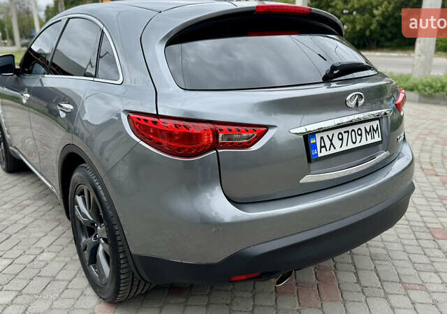Серый Инфинити QX70, объемом двигателя 3.7 л и пробегом 112 тыс. км за 22200 $, фото 3 на Automoto.ua
