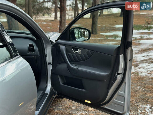 Сірий Інфініті QX70, об'ємом двигуна 3.7 л та пробігом 120 тис. км за 19000 $, фото 24 на Automoto.ua