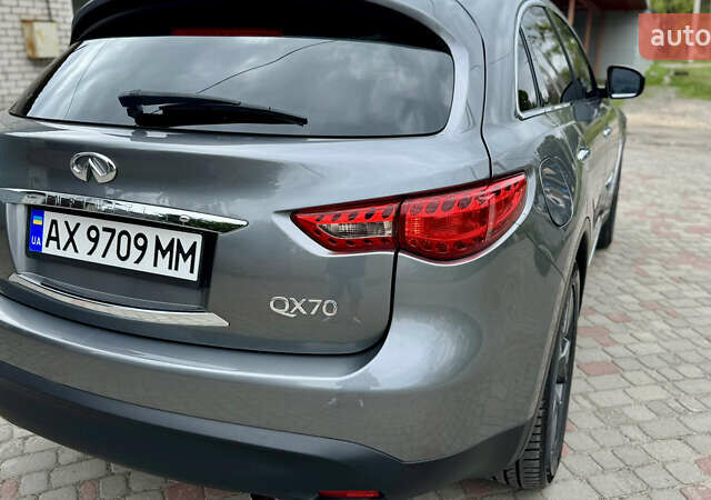 Серый Инфинити QX70, объемом двигателя 3.7 л и пробегом 112 тыс. км за 22200 $, фото 4 на Automoto.ua