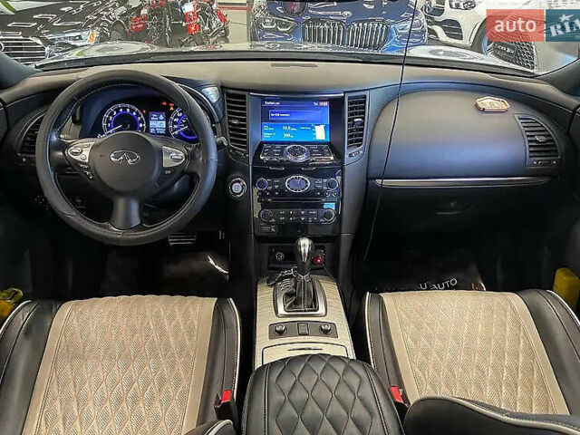 Серый Инфинити QX70, объемом двигателя 3.7 л и пробегом 70 тыс. км за 26900 $, фото 3 на Automoto.ua