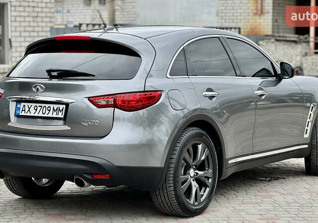 Серый Инфинити QX70, объемом двигателя 3.7 л и пробегом 112 тыс. км за 22200 $, фото 2 на Automoto.ua