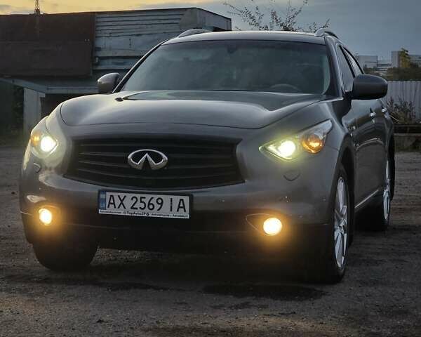 Серый Инфинити QX70, объемом двигателя 3.7 л и пробегом 82 тыс. км за 19400 $, фото 1 на Automoto.ua