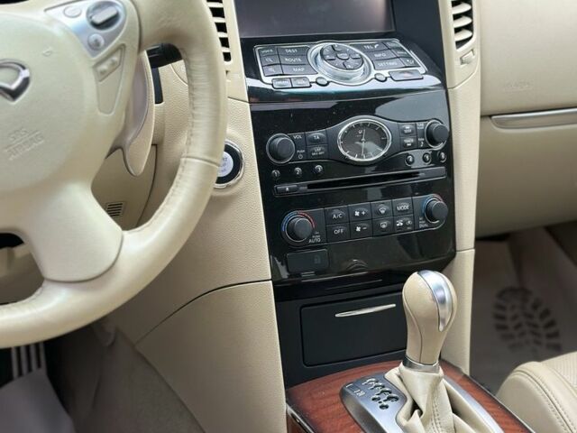 Серый Инфинити QX70, объемом двигателя 3.7 л и пробегом 82 тыс. км за 18999 $, фото 9 на Automoto.ua