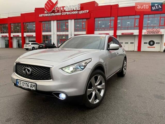 Серый Инфинити QX70, объемом двигателя 3.7 л и пробегом 135 тыс. км за 19999 $, фото 2 на Automoto.ua