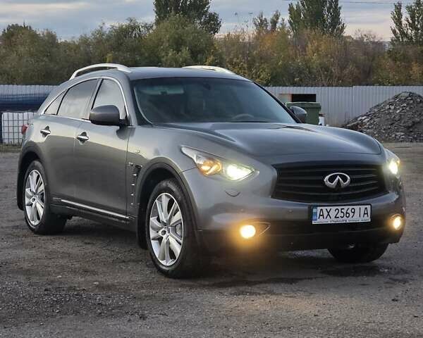Серый Инфинити QX70, объемом двигателя 3.7 л и пробегом 82 тыс. км за 19400 $, фото 2 на Automoto.ua