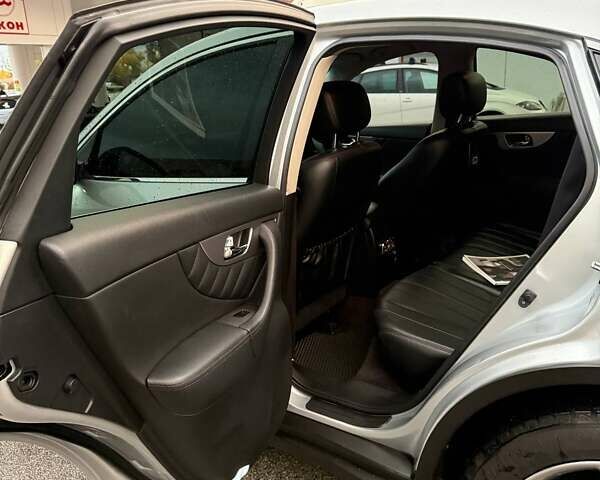 Серый Инфинити QX70, объемом двигателя 3.7 л и пробегом 135 тыс. км за 19999 $, фото 23 на Automoto.ua