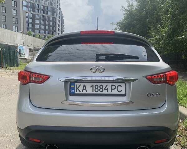 Серый Инфинити QX70, объемом двигателя 3.7 л и пробегом 146 тыс. км за 17500 $, фото 4 на Automoto.ua