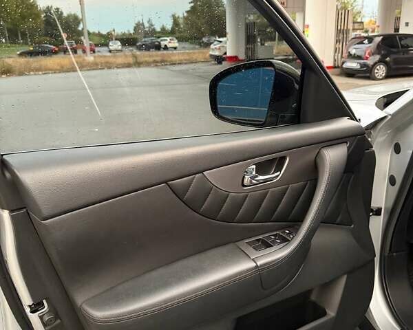 Серый Инфинити QX70, объемом двигателя 3.7 л и пробегом 135 тыс. км за 19999 $, фото 20 на Automoto.ua