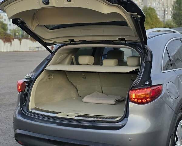 Серый Инфинити QX70, объемом двигателя 3.7 л и пробегом 82 тыс. км за 19400 $, фото 5 на Automoto.ua