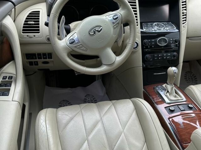 Серый Инфинити QX70, объемом двигателя 3.7 л и пробегом 82 тыс. км за 18999 $, фото 8 на Automoto.ua