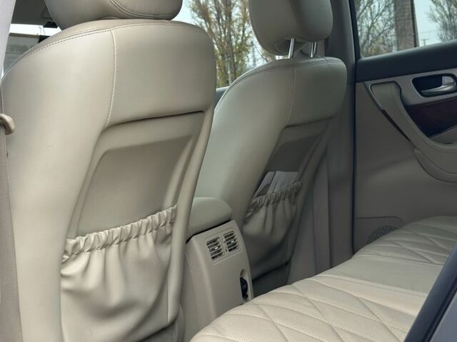 Серый Инфинити QX70, объемом двигателя 3.7 л и пробегом 82 тыс. км за 18999 $, фото 10 на Automoto.ua