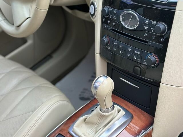 Серый Инфинити QX70, объемом двигателя 3.7 л и пробегом 82 тыс. км за 18999 $, фото 7 на Automoto.ua