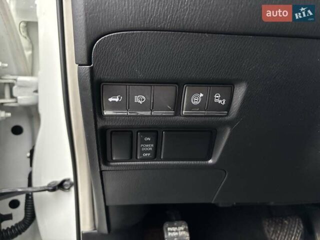 Белый Инфинити QX80, объемом двигателя 5.6 л и пробегом 202 тыс. км за 18800 $, фото 11 на Automoto.ua