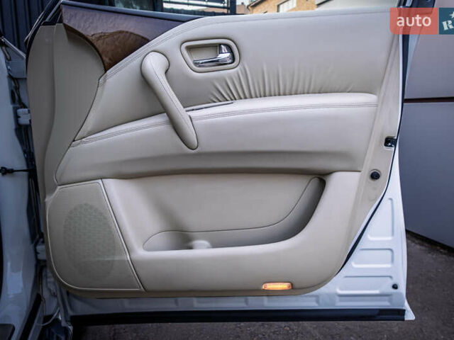 Белый Инфинити QX80, объемом двигателя 5.55 л и пробегом 81 тыс. км за 25000 $, фото 31 на Automoto.ua