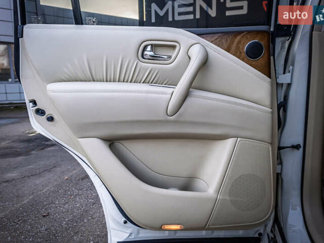 Белый Инфинити QX80, объемом двигателя 5.55 л и пробегом 81 тыс. км за 25000 $, фото 32 на Automoto.ua