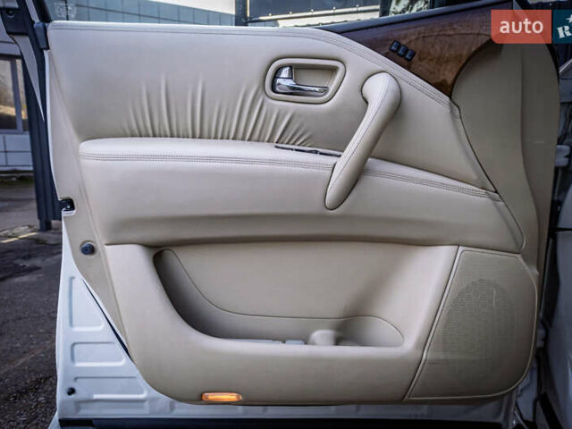 Белый Инфинити QX80, объемом двигателя 5.55 л и пробегом 81 тыс. км за 25000 $, фото 30 на Automoto.ua