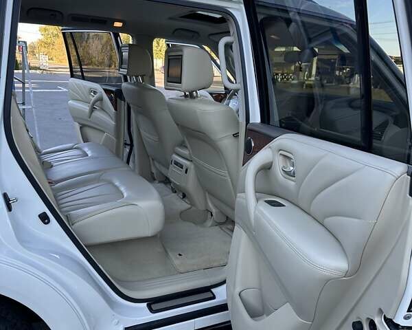 Белый Инфинити QX80, объемом двигателя 5.55 л и пробегом 48 тыс. км за 29900 $, фото 41 на Automoto.ua