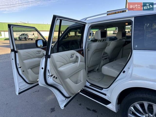Белый Инфинити QX80, объемом двигателя 5.55 л и пробегом 48 тыс. км за 29900 $, фото 37 на Automoto.ua
