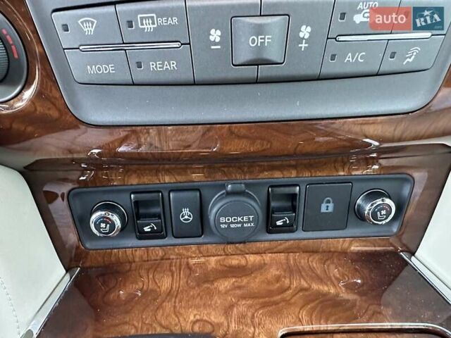 Белый Инфинити QX80, объемом двигателя 5.55 л и пробегом 48 тыс. км за 29900 $, фото 29 на Automoto.ua
