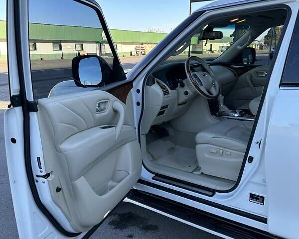 Белый Инфинити QX80, объемом двигателя 5.55 л и пробегом 48 тыс. км за 29900 $, фото 17 на Automoto.ua