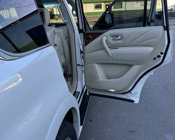Белый Инфинити QX80, объемом двигателя 5.55 л и пробегом 48 тыс. км за 29900 $, фото 39 на Automoto.ua