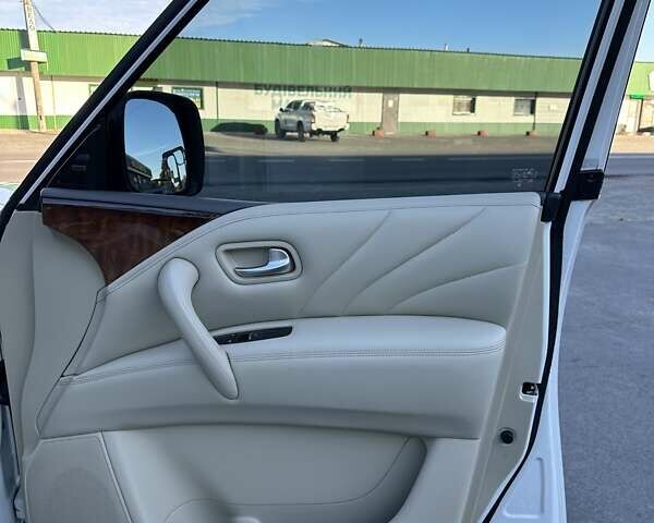 Белый Инфинити QX80, объемом двигателя 5.55 л и пробегом 48 тыс. км за 29900 $, фото 35 на Automoto.ua