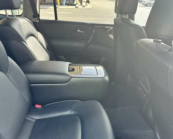 Белый Инфинити QX80, объемом двигателя 5.55 л и пробегом 44 тыс. км за 33000 $, фото 10 на Automoto.ua