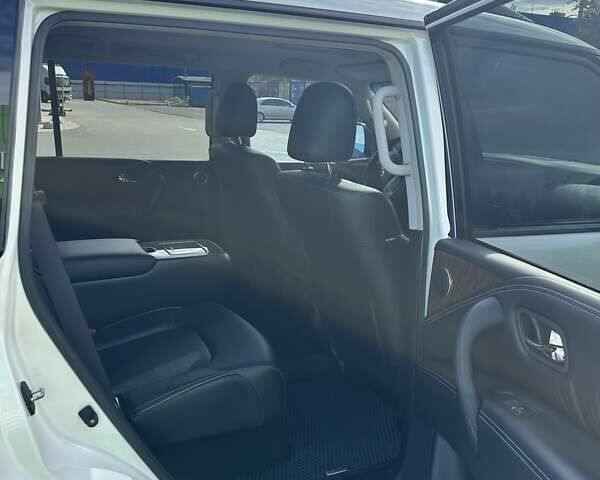 Белый Инфинити QX80, объемом двигателя 5.55 л и пробегом 44 тыс. км за 33000 $, фото 8 на Automoto.ua